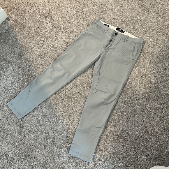 3 pack! 2 Hollister chinos(33x32) + light wash American eagle slim jeans (34x32) - Picture 5 of 10